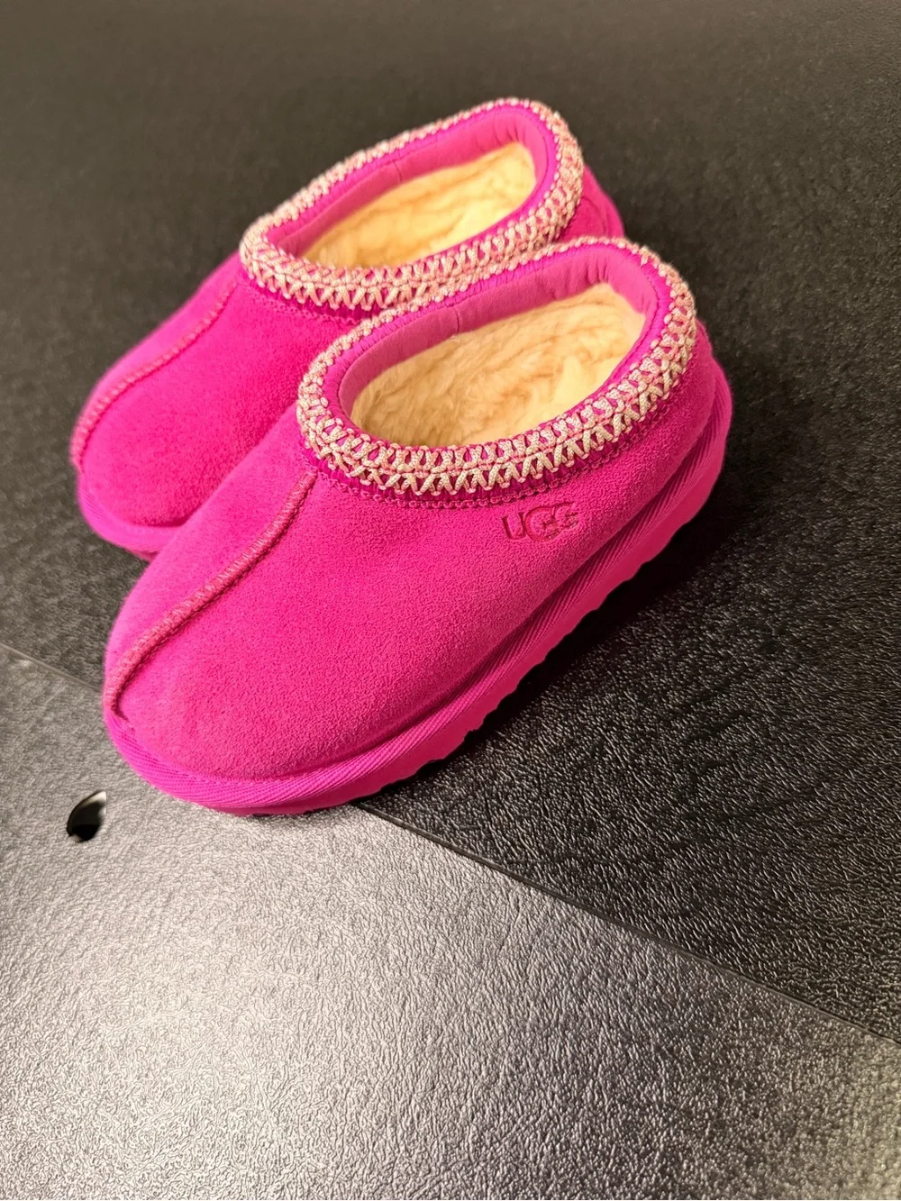 NWOT UGG Tasman Kids Bright Fuchsia Suede Shearling Slip-On Slippers Sz 11